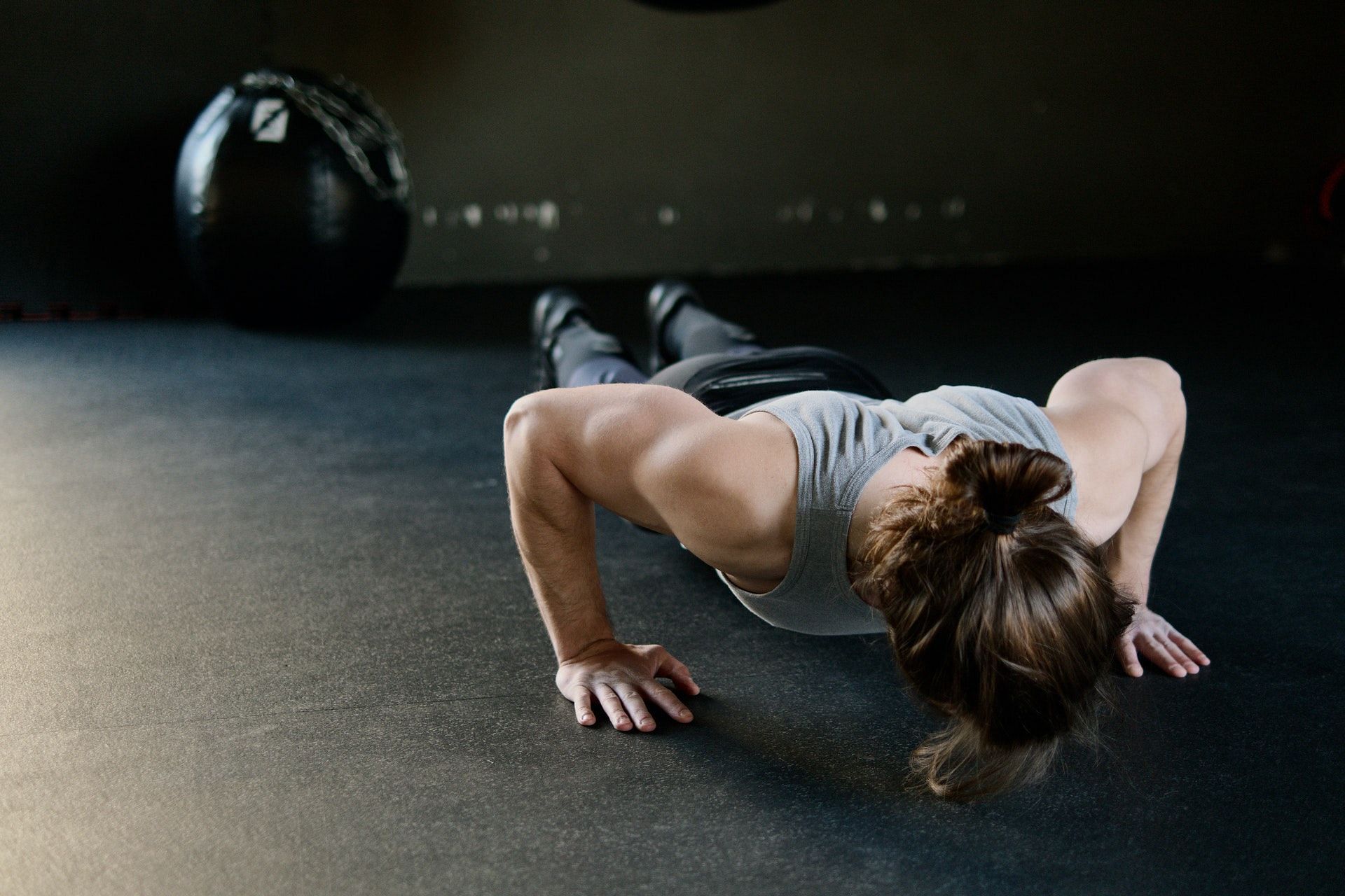 There are many at-home exercises for growing bigger arms. (Image via Pexels/Photo by Ivan Samkov)