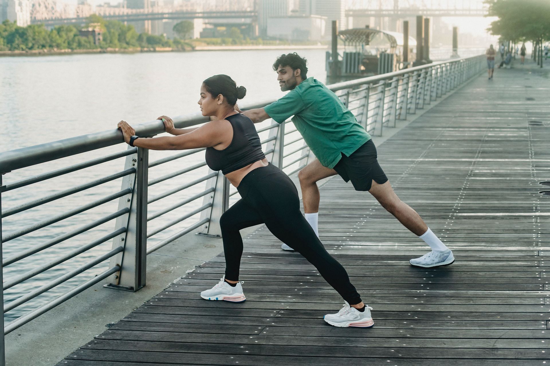 Warm-up before every workout is a must. (Image via Pexels / Ketut subiyanto)