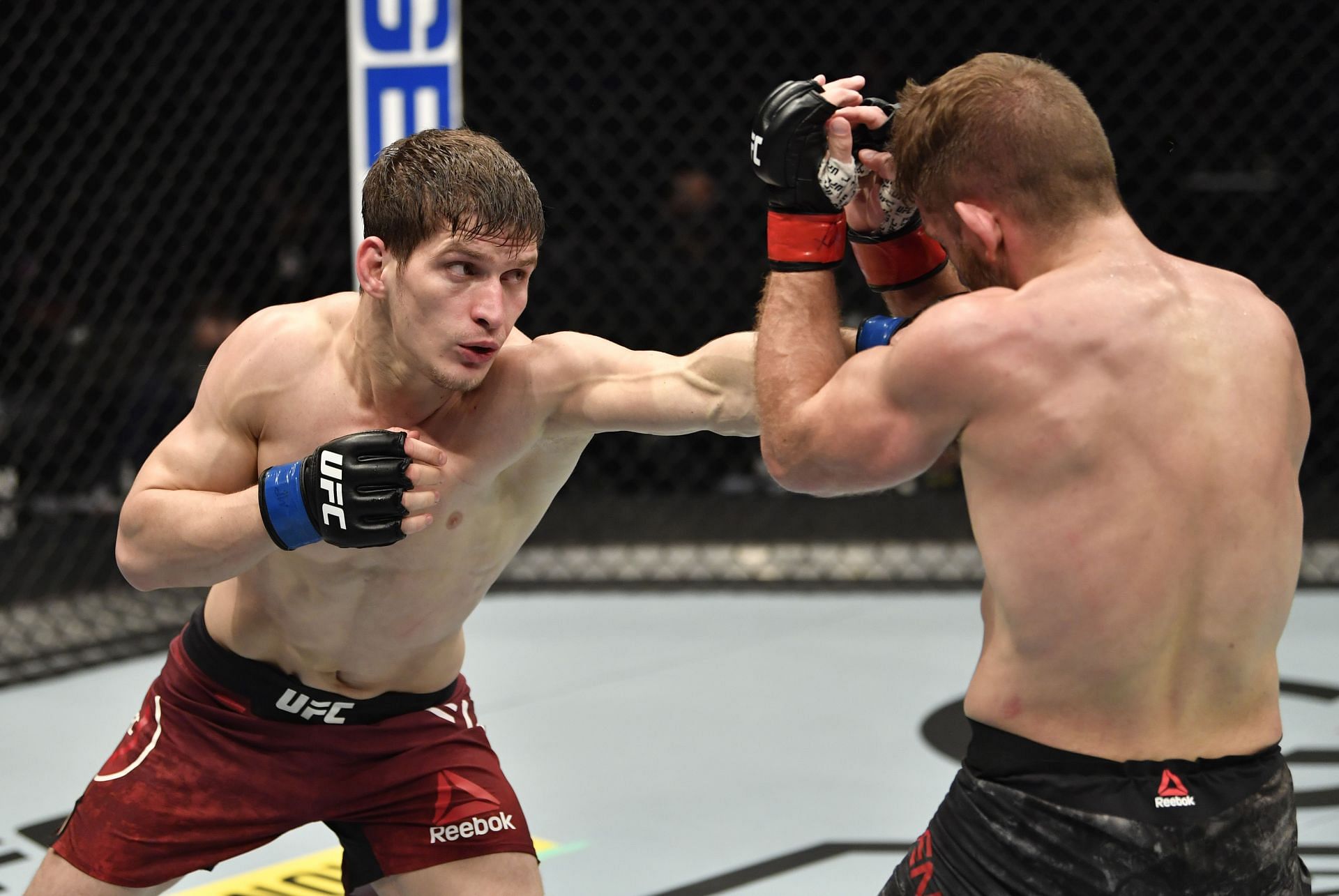 UFC 257: Evleov striking Lentz