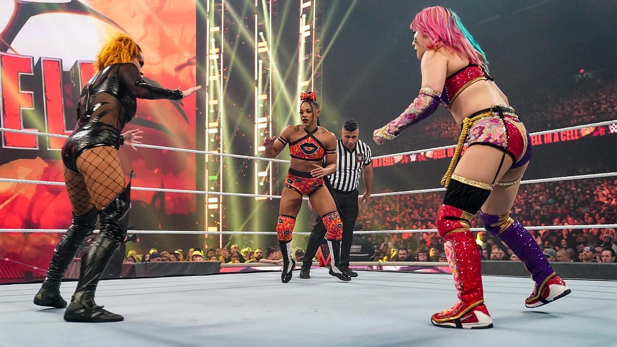 The WWE RAW Women&#039;s Championship match kicked off the show