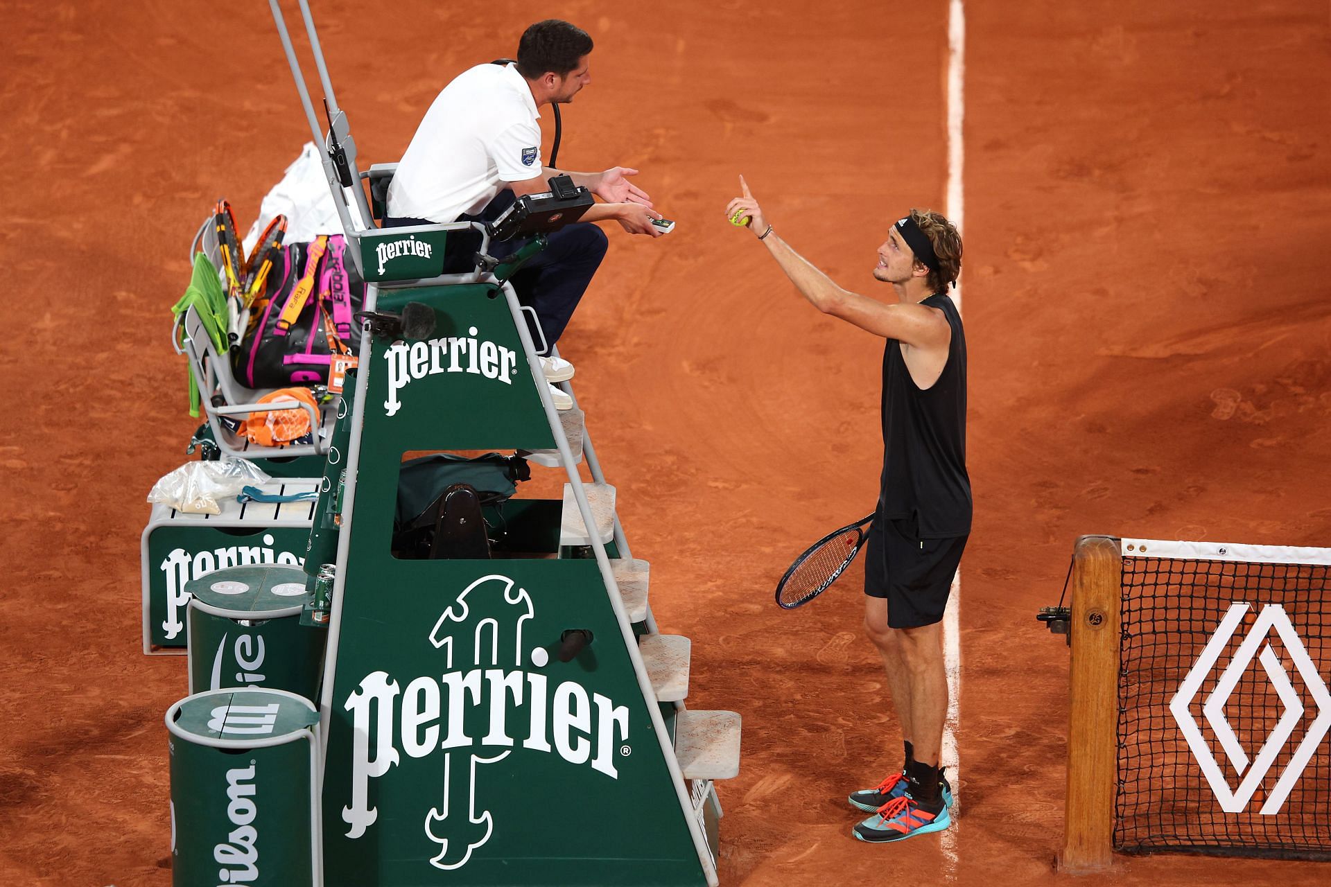 Alexander Zverev argues with umpire Renaud Lichtenstein at the 2022 French Open.