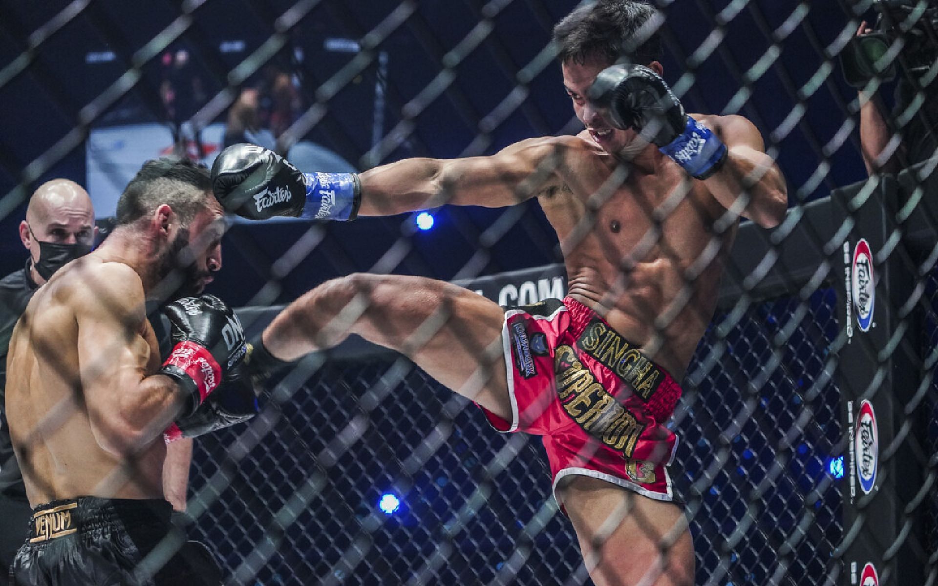 Superbon Singha Mawynn (right) launches a right head kick against Giorgio Petrosyan (left) in their October 2021 fight. [Photo ONE Championship]