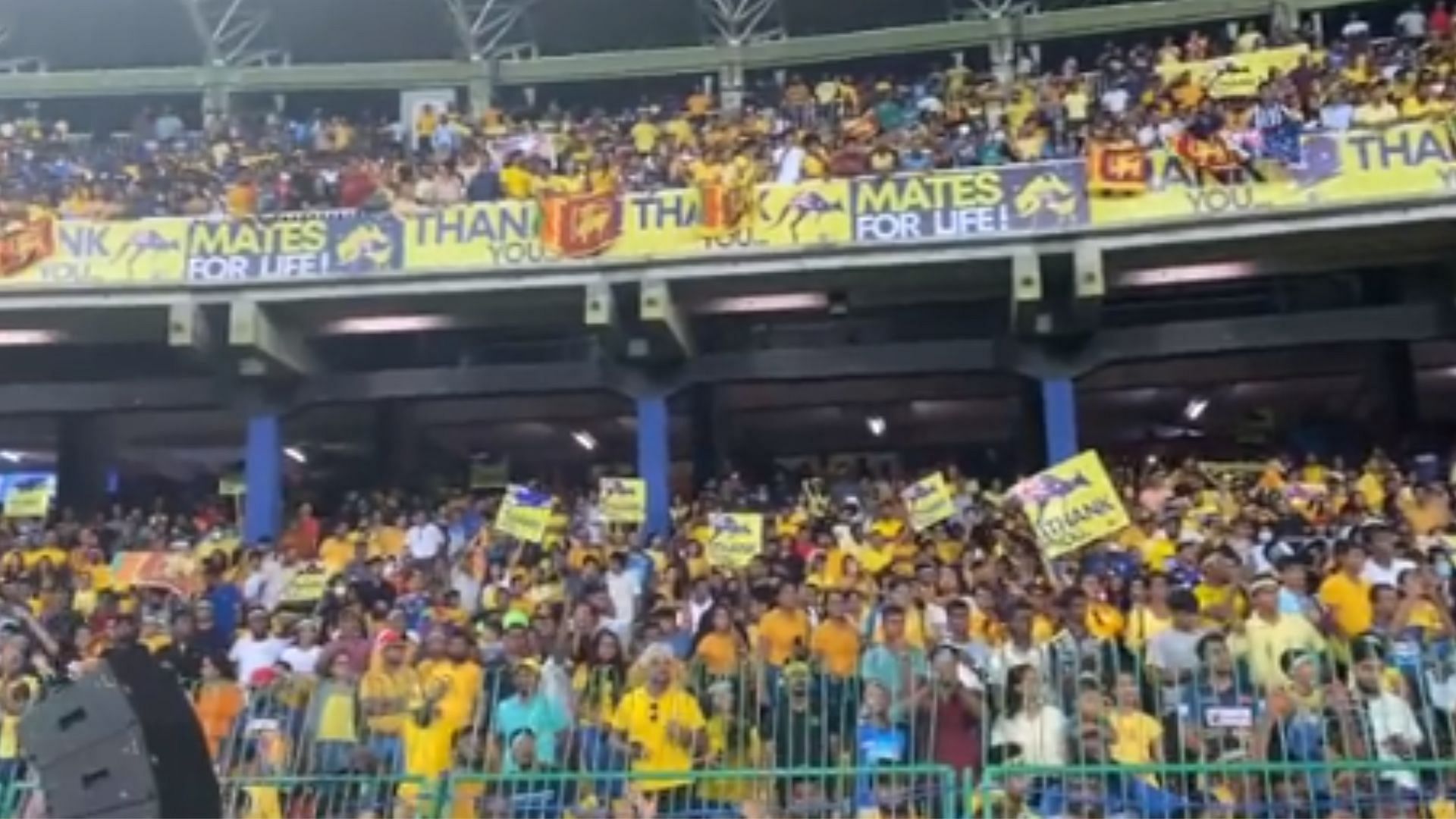 Many Sri Lankan supporters were seen wearing yellow jerseys and waving Australian flag. (P.C.:SLC)
