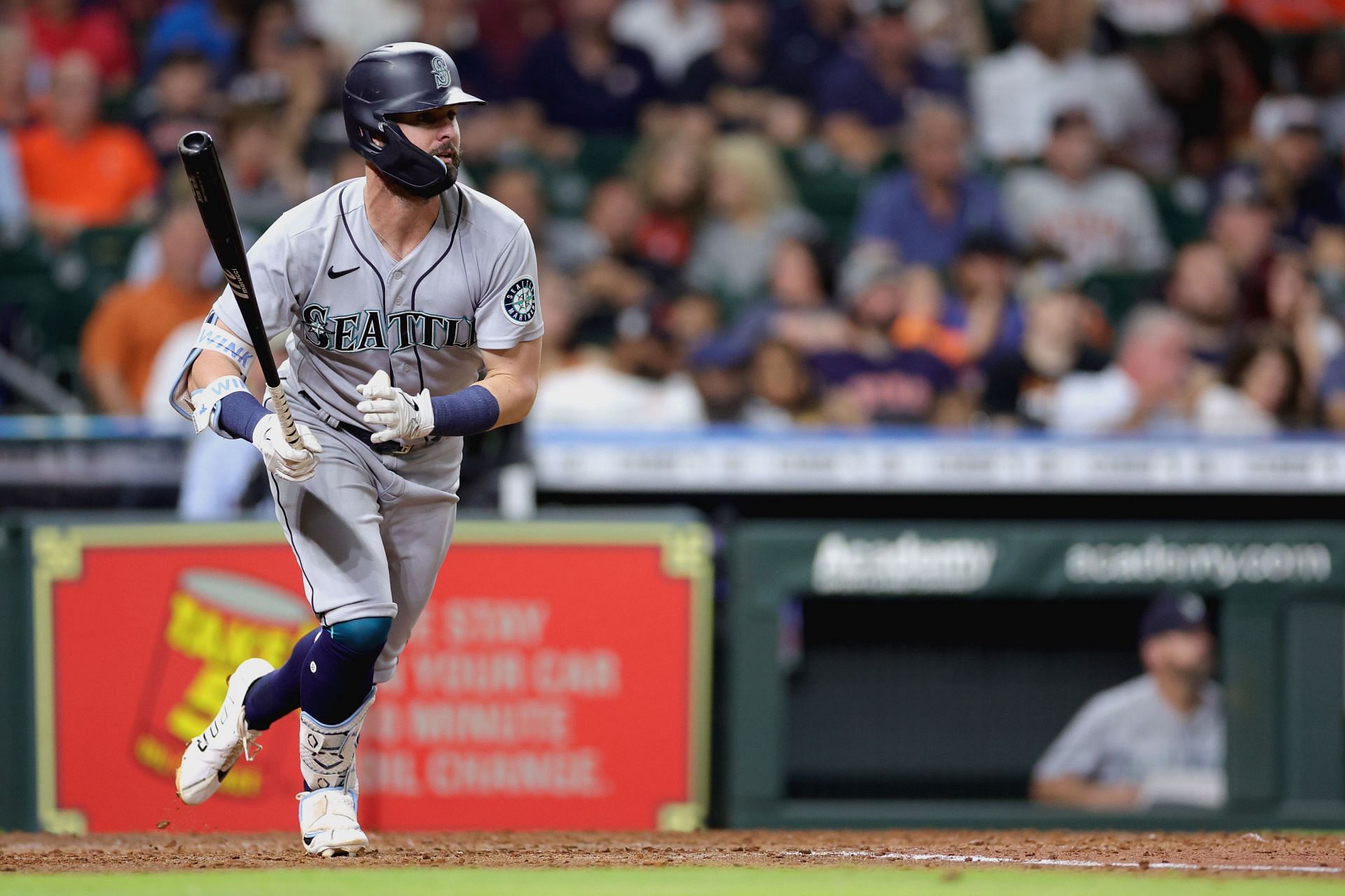 Mariners' Jesse Winker enjoys post-brawl pizza after fan has one