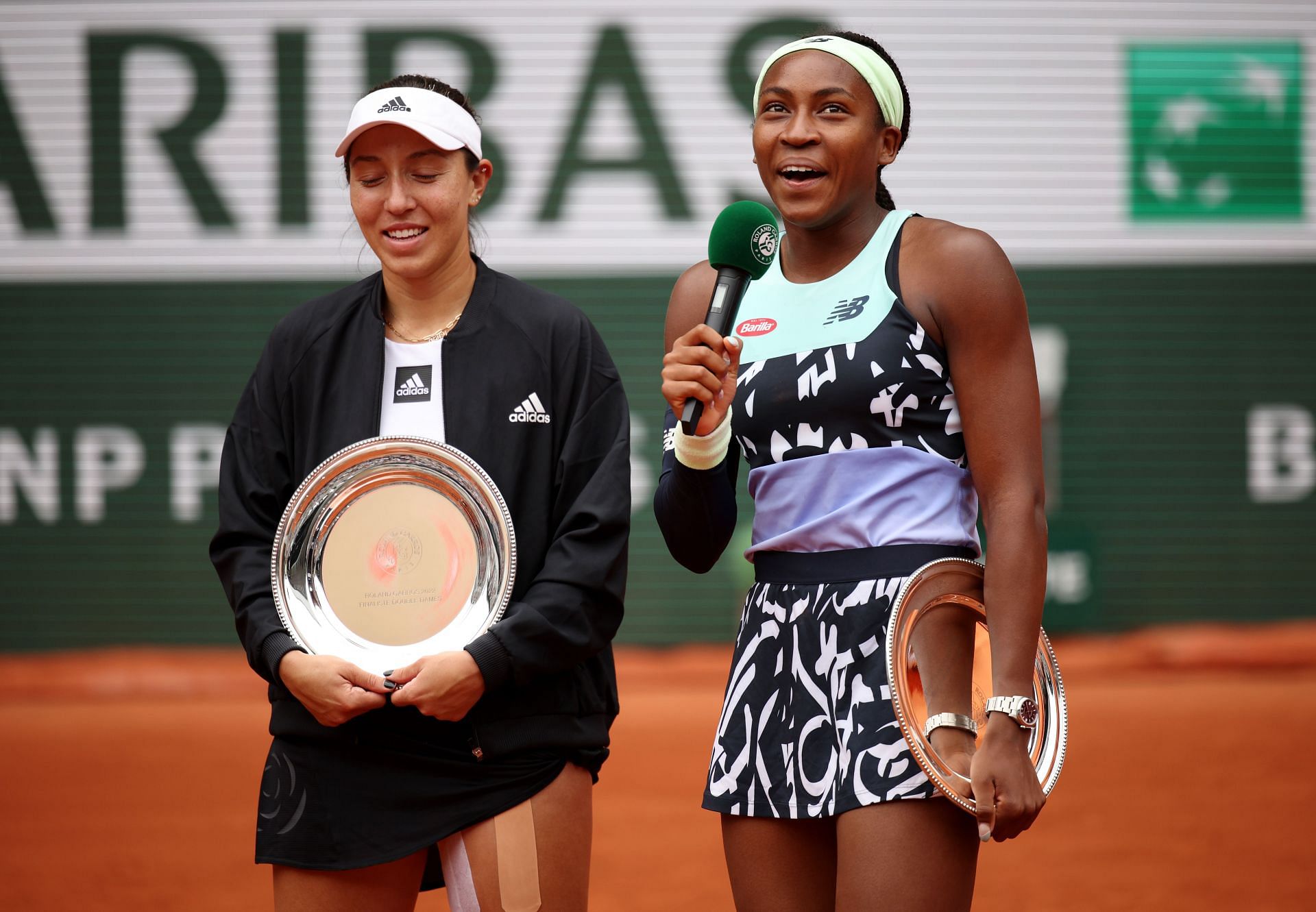 Jessica Pegula (L) and Coco Gauff (R) at the presentation ceremony of the 2022 French Open women&#039;s doubles