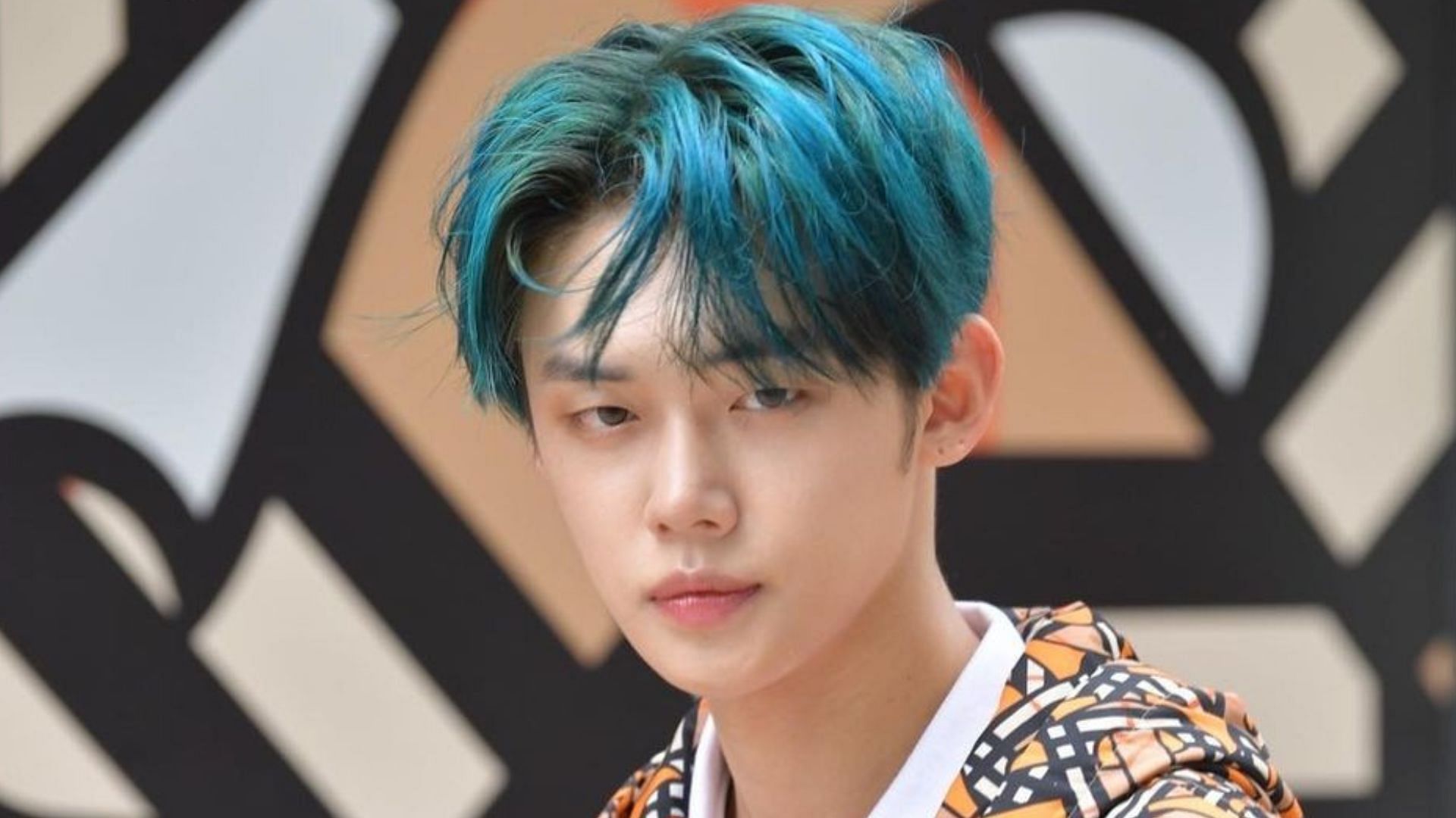 TXT&#039;s Yeonjun sports blue hair for Burberry&#039;s latest campaign in Busan (Image via @dispatch_style/Instagram)