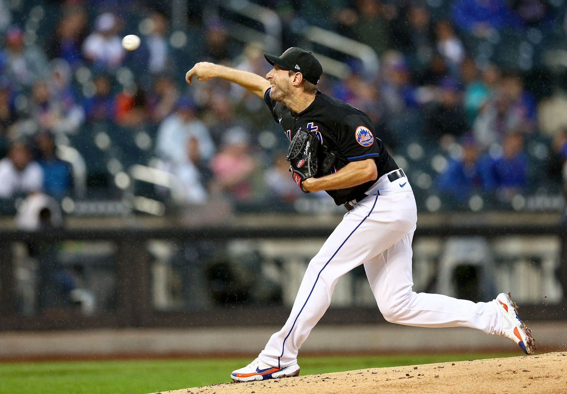 Max Scherzer of the New York Mets delivers a pitch in the first inning against the Seattle Mariners.