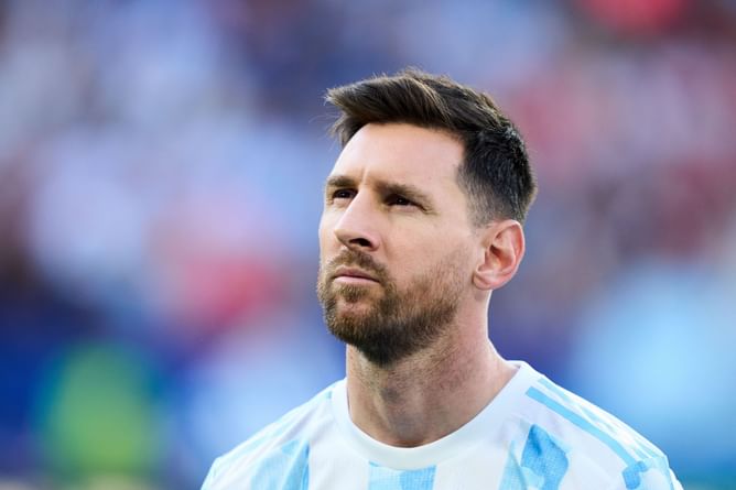 Five active football players who have never played in their home country's top league