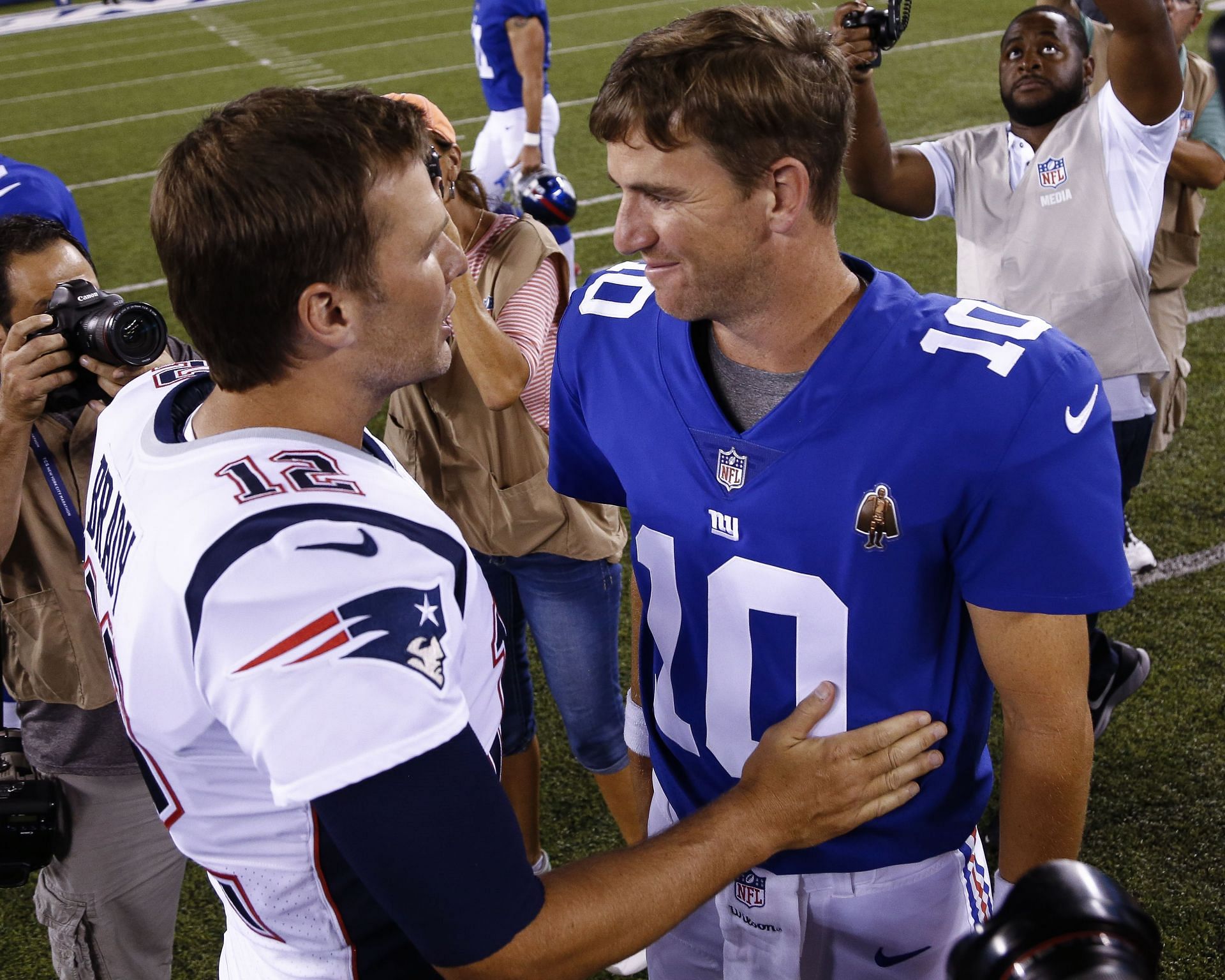 Then-New England Patriots QB Tom Brady (l) and former New York Giants QB Eli Manning (r)