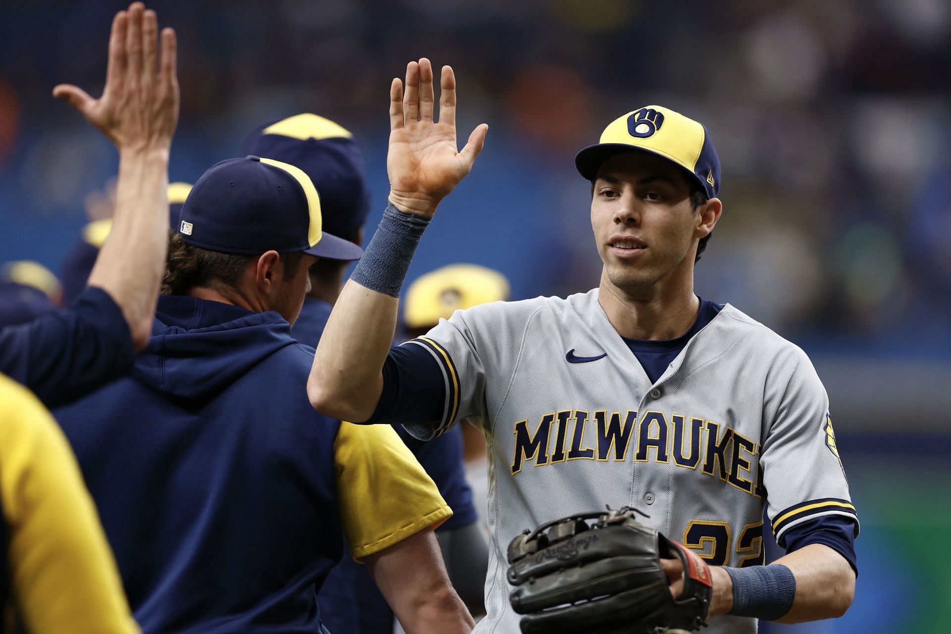 Van Slyke makes catch, cuts down Yelich 