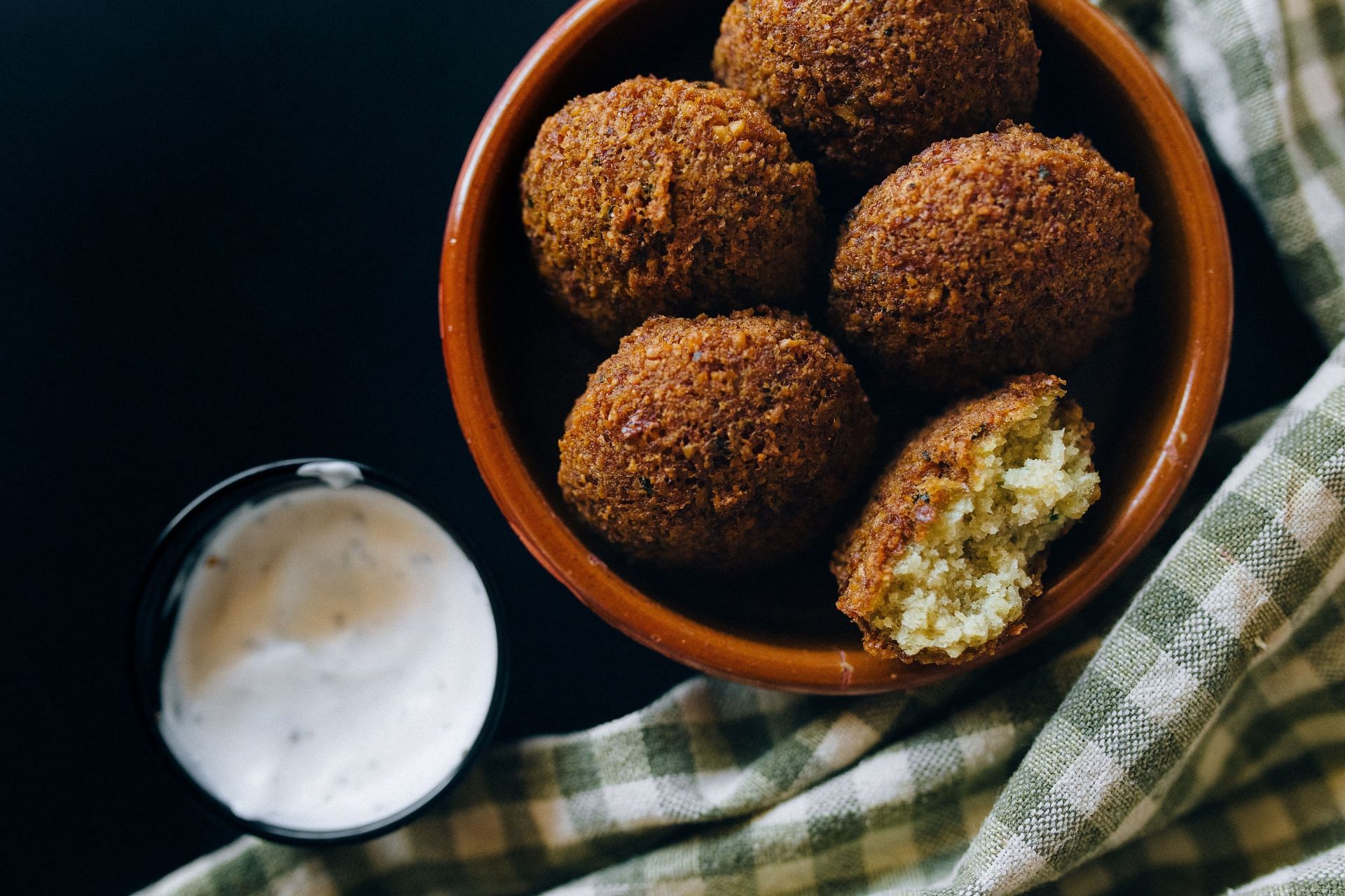 Tahini can be used as a dip, spread, or condiment. (Image via Pexels/Nataliya Vaitkevich)
