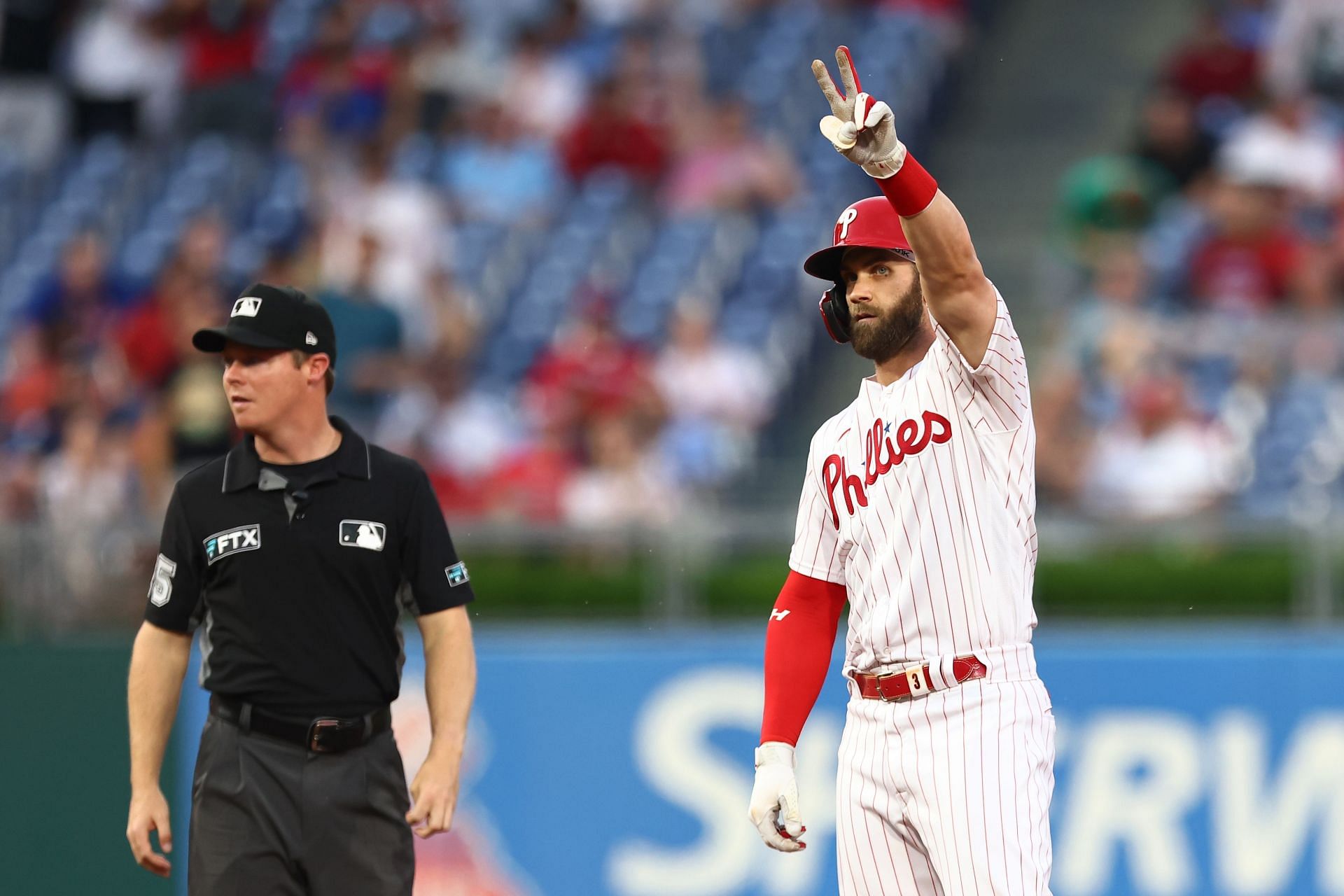 MLB world reacts to brutal Phillies error