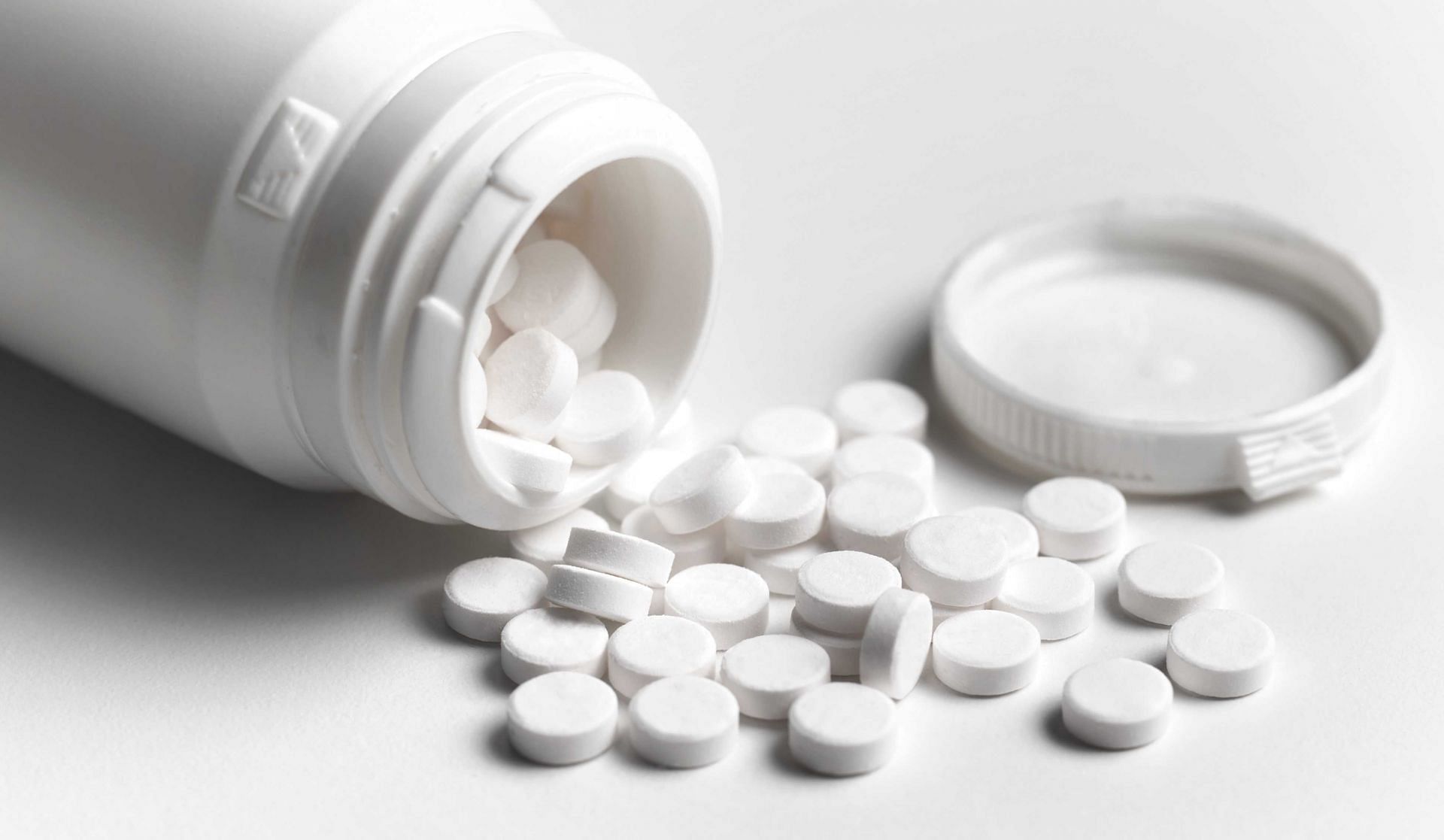 Pharmaceutical brands recall Aspirin, Ibuprofen; 400,000 bottles pose a child safety risk. (Image via Peter Dazeley/Getty Images)