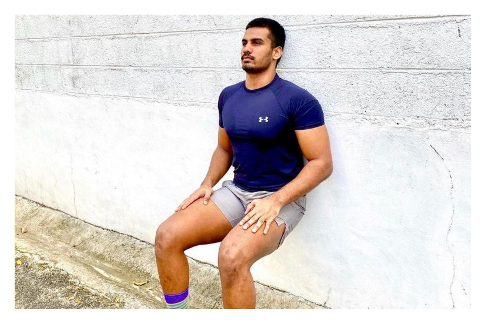 Wall sit is an effective lower body exercise. (Image by @dinukamerasinghe via Instagram)