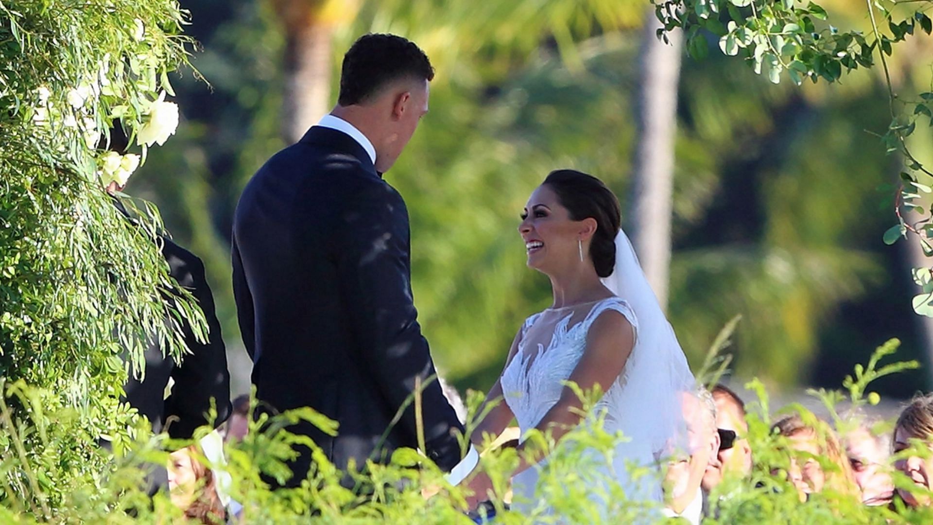 Aaron Judge meets with wife, Samantha Bracksieck, after 60th homer