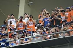 “CATCH OF THE YEAR?!?” - Twitter reacts to New York Mets fan making a barehanded grab of a home run ball while clutching his child in other arm