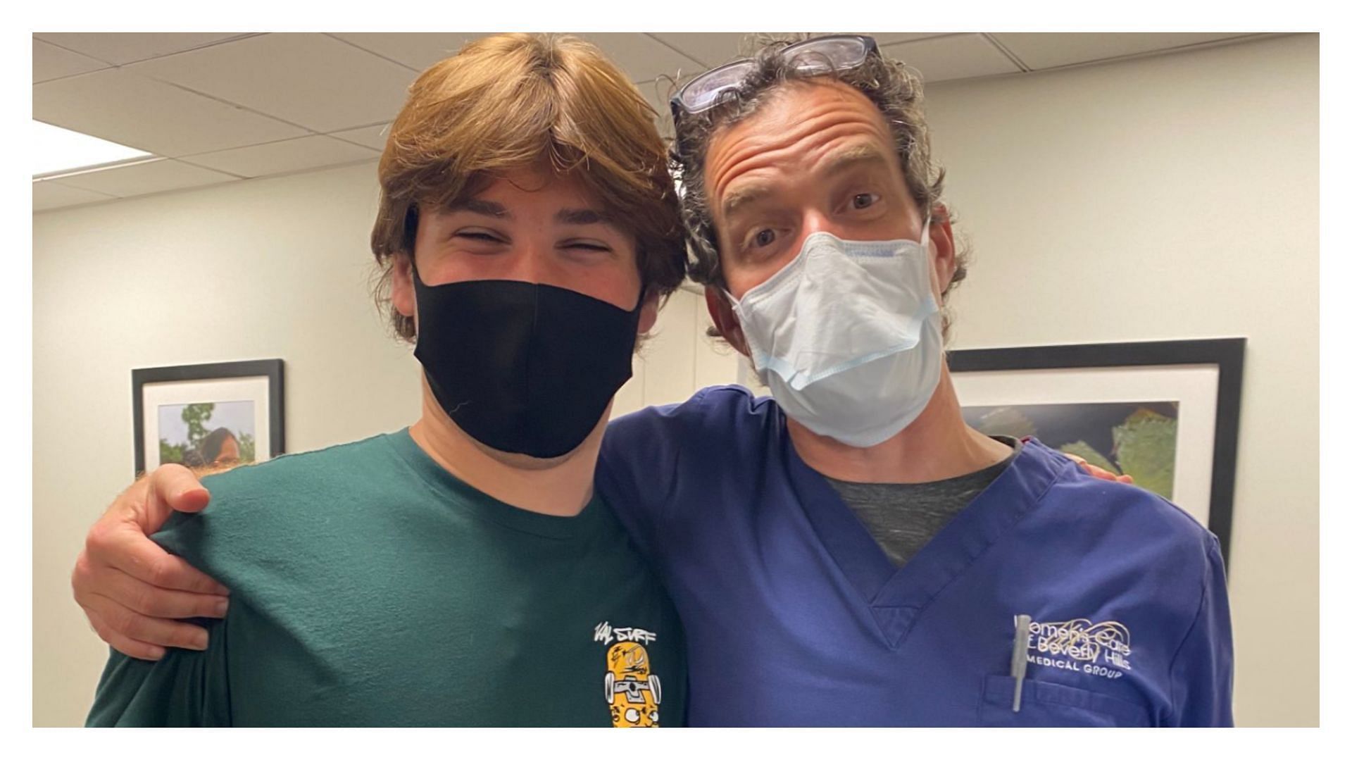 Dr. Jay Goldberg with one of his patients (Image via officialellenk/Twitter)