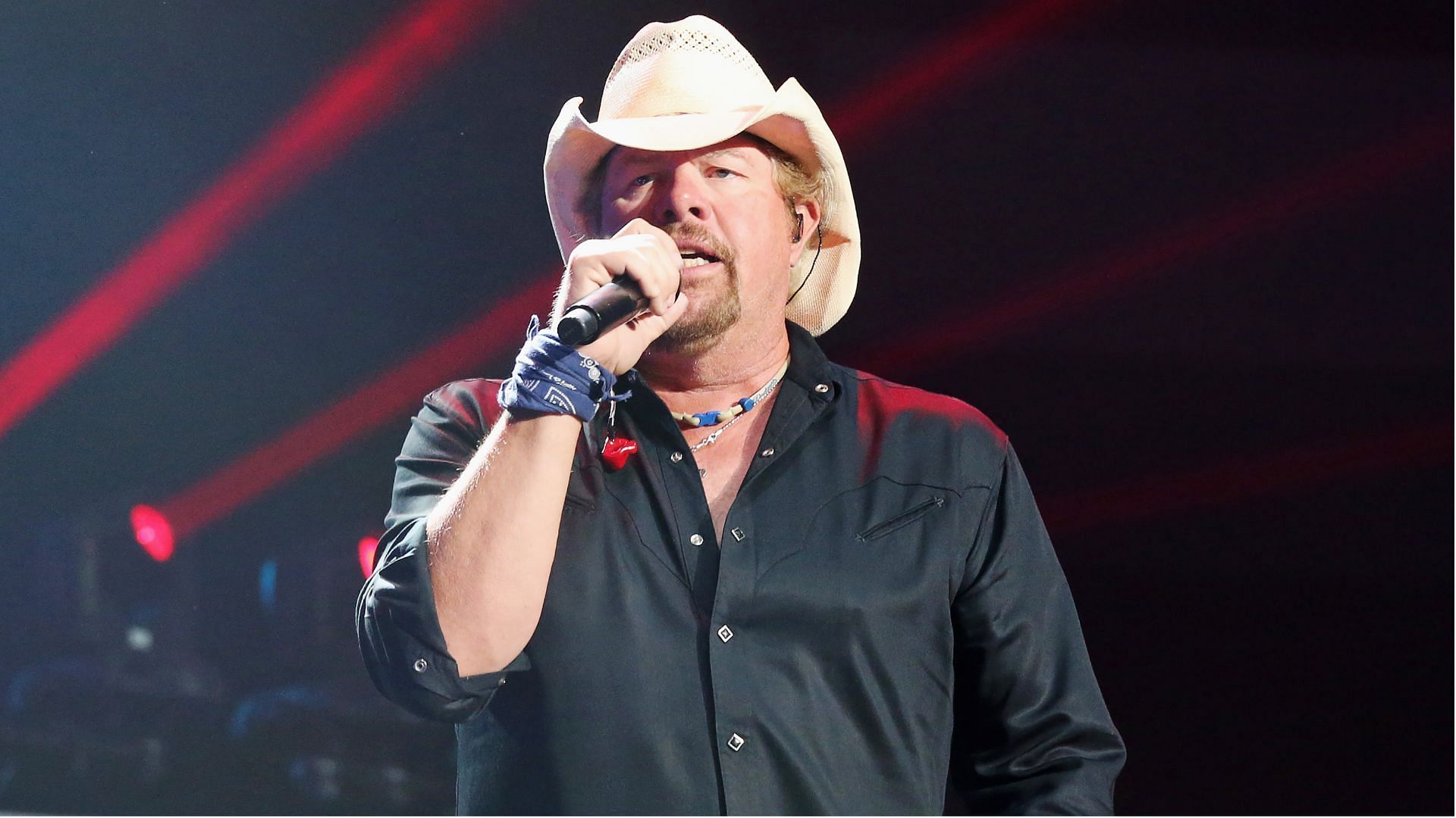 Toby Keith has previously admitted to smoking weed with Willie Nelson (Image via Getty Images/Gary Miller)
