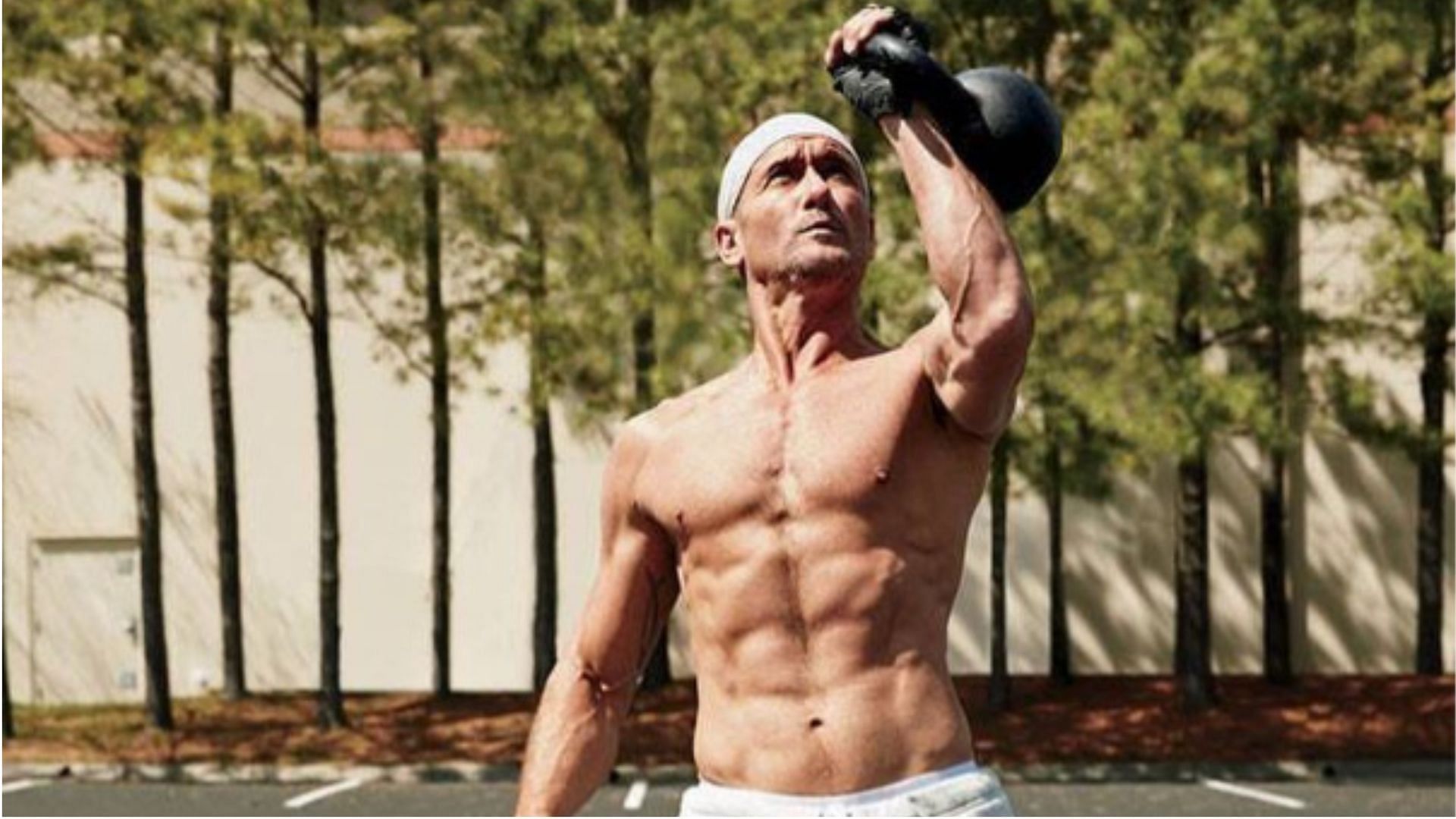 Do dumbbell exercises to get chiselled abs just like Tim McGraw. (Image via Instagram/@mcgrawupdates)