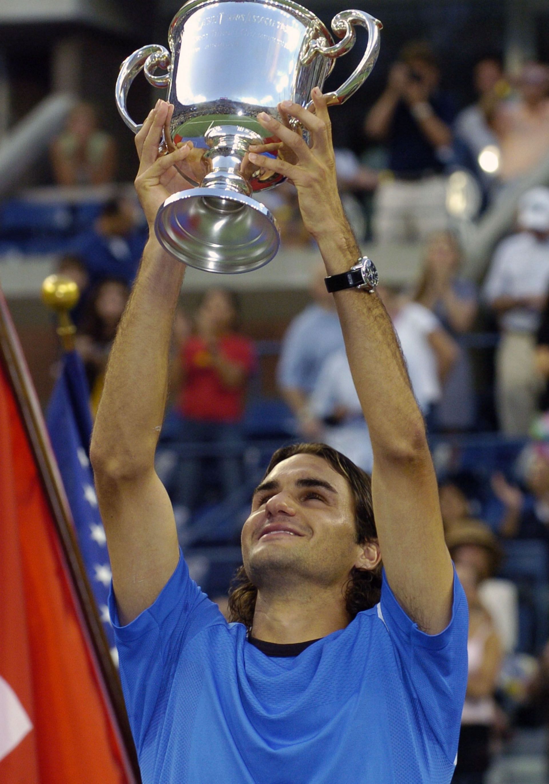 Roger Federer lifts the 2004 US Open title after beating Lleyton Hewitt in the final