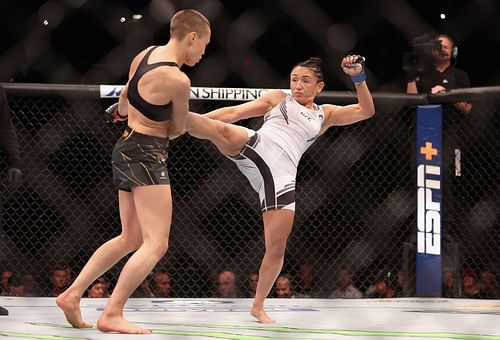 Rose Namajunas (left) and Carla Esparza (right) (Image via Getty)