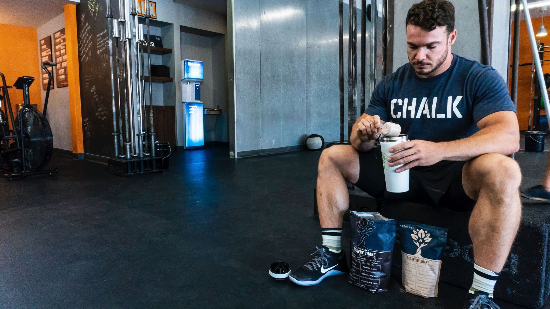 L-glutamine helps you build muscle and mass. (Image via Unsplash / Lyfe Fuel)