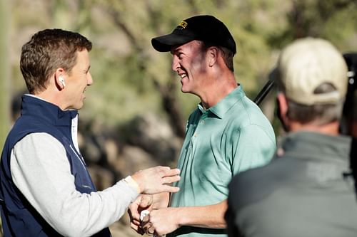 Former NFL QBs Eli (l) and Peyton Manning (r)