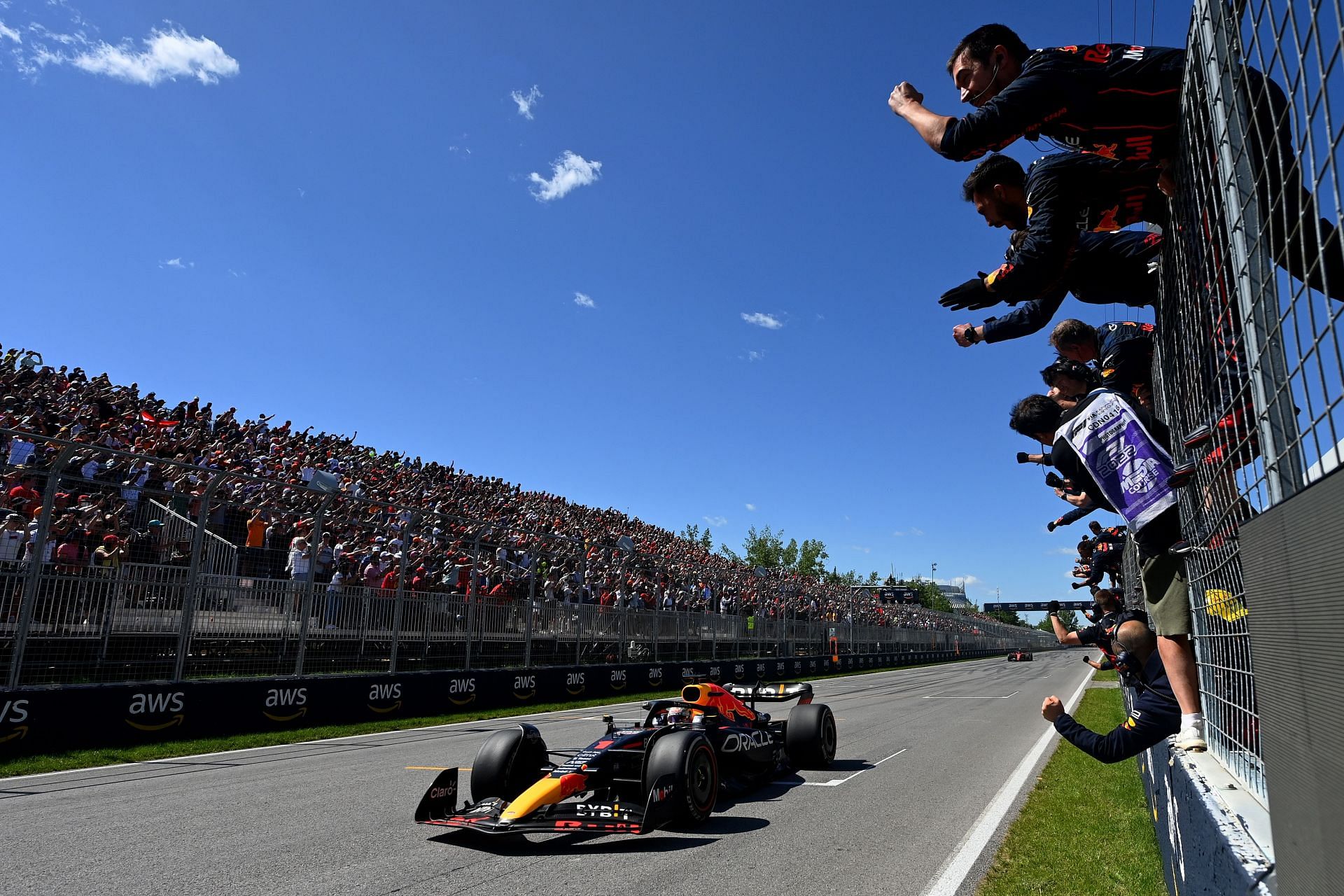 Max Verstappen crosses the line to win the 2022 F1 Canadian GP at the Circuit Gilles Villeneuve (Photo by Dan Mullan/Getty Images)