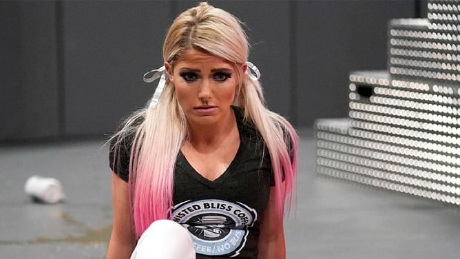 Alexa Bliss has one-word reaction to a fan calling her 'pathetic'