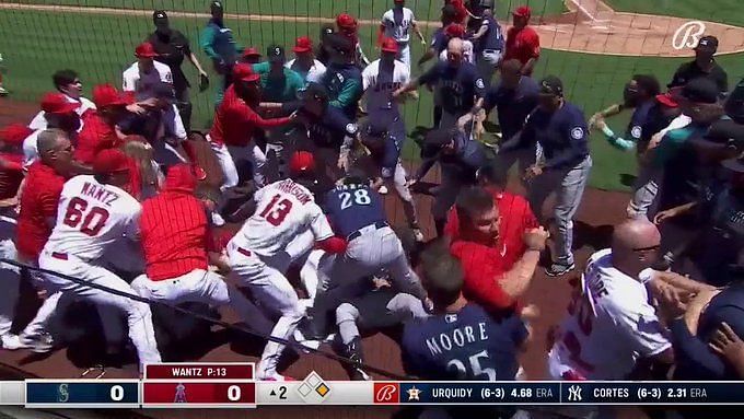 Jesse Winker ejected, but young fan and delivery driver have