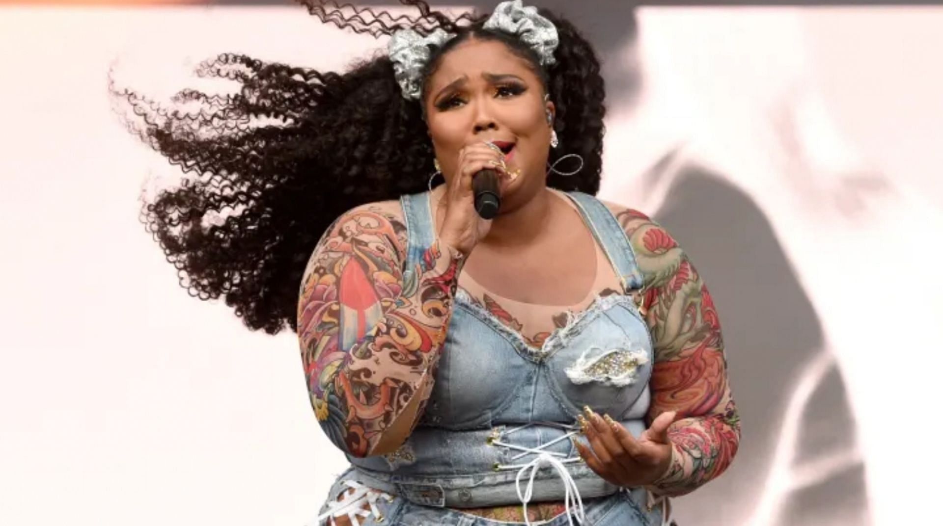 Lizzo said Beyonce was her inspiration on the Csrpool Karaoke segment with James Corden. (Image via Getty)