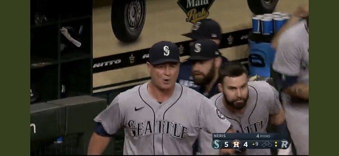 Jesse Winker talking s**t like he's actually good” - Houston Astros fans  mock Seattle Mariners outfielder Jesse Winker after he celebrates throwing  out Jose Altuve with a cocky gesture