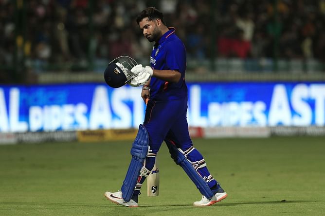 "A left-hander doesn’t need to hit with the spin every time" - Parthiv Patel analyzes Rishabh Pant's struggles with the bat