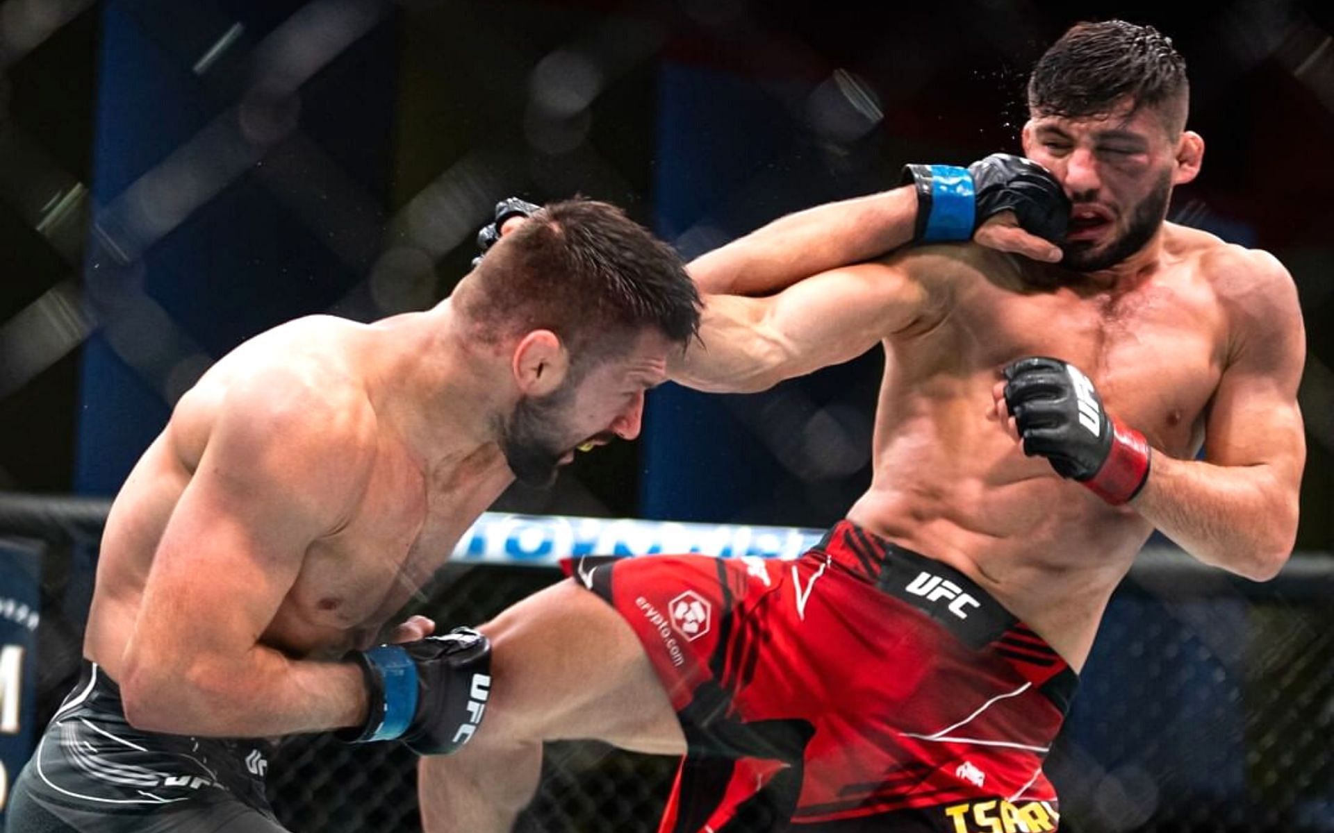 Arman Tsarukyan vs. Mateusz Gamrot at UFC Vegas 57 [Image courtesy: @ufc via Instagram]