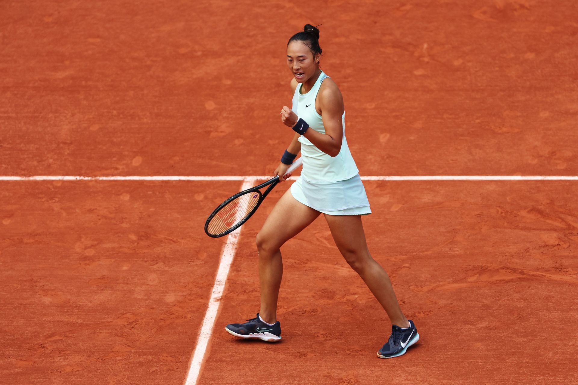 Qinwen Zheng in action at the 2022 French Open