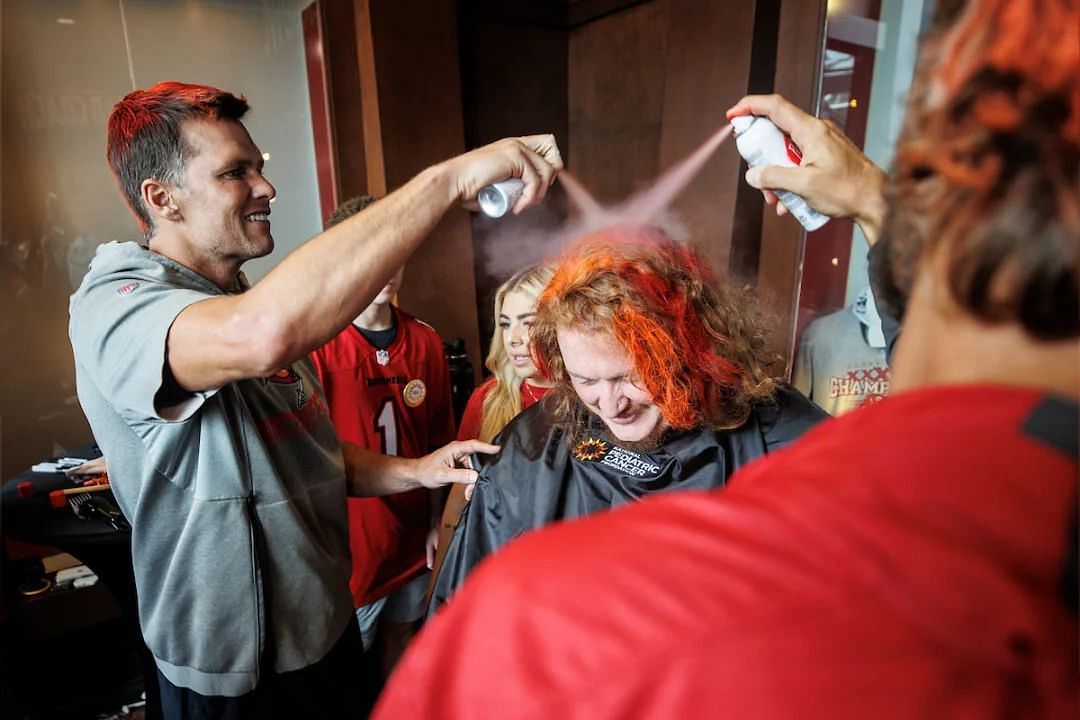 Brady dyes Ryan Jensen&#039;s hair | Image Credit: Tampa Bay Buccaneers