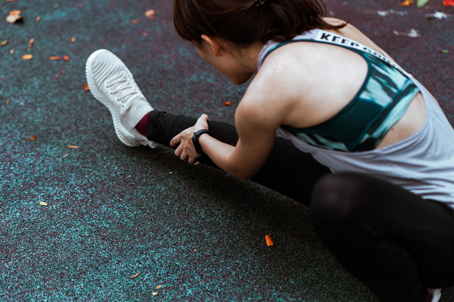 Stretching your anterior tibialis muscles helps with the tight shin. (Image via Pexels / Ketut Subiyanto)