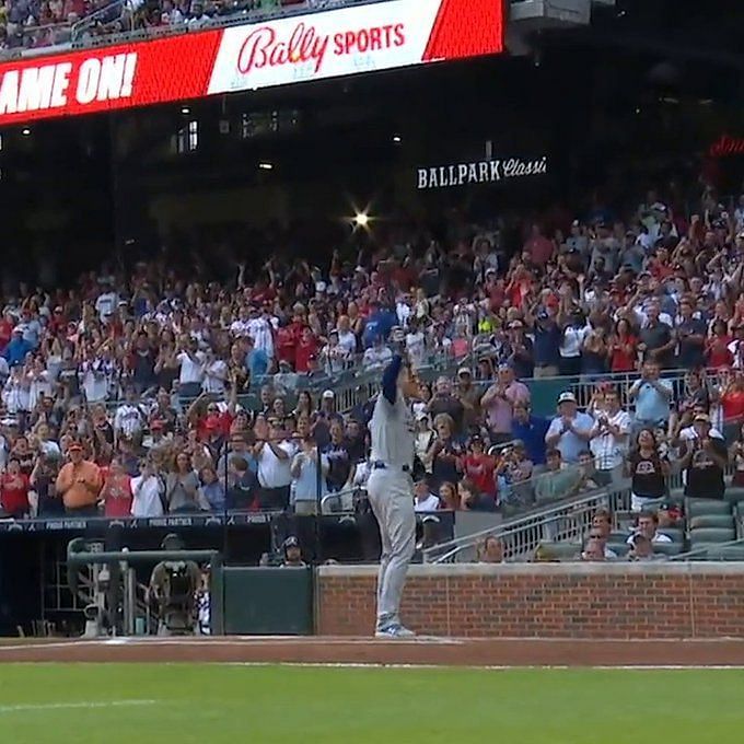 Freddie Freeman gets standing ovation in Dodgers Stadium debut