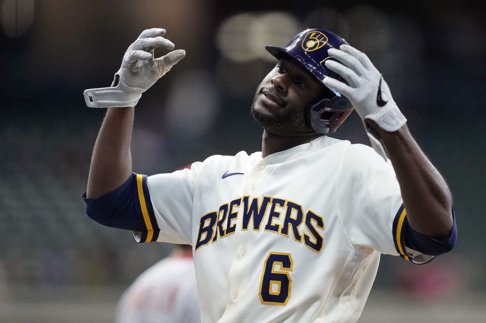 Milwaukee Brewers outfielder Lorenzo Cain had a painful experience while fielding a base hit against the New York Mets on Thursday