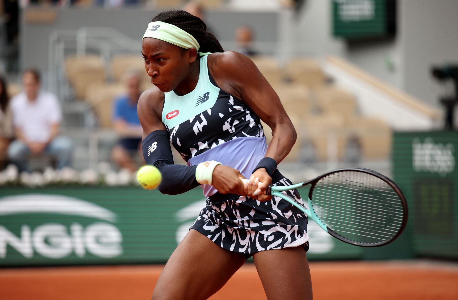 Coco Gauff plays a backhand at the 2022 French Open