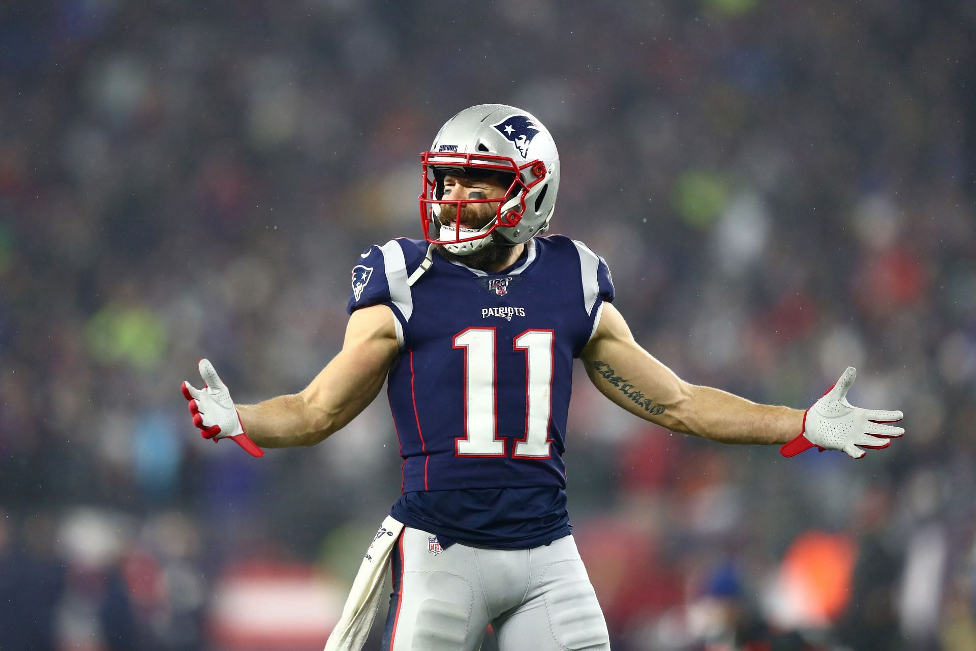 d/New England Patriots wide receiver Julian Edelman (11) warms up