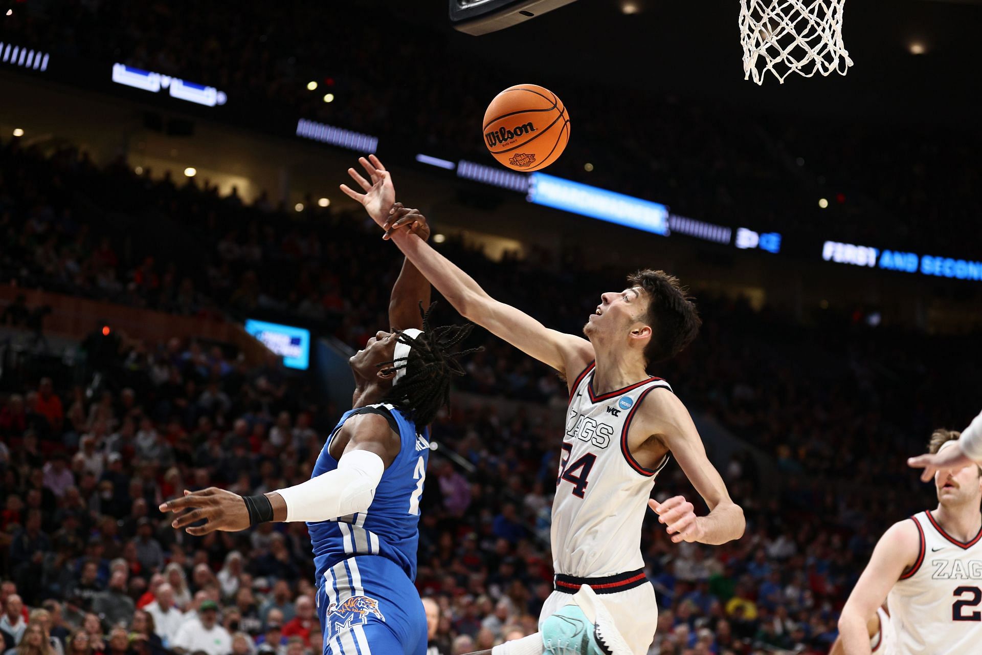 Chet Holmgren blocks Jalen Duren