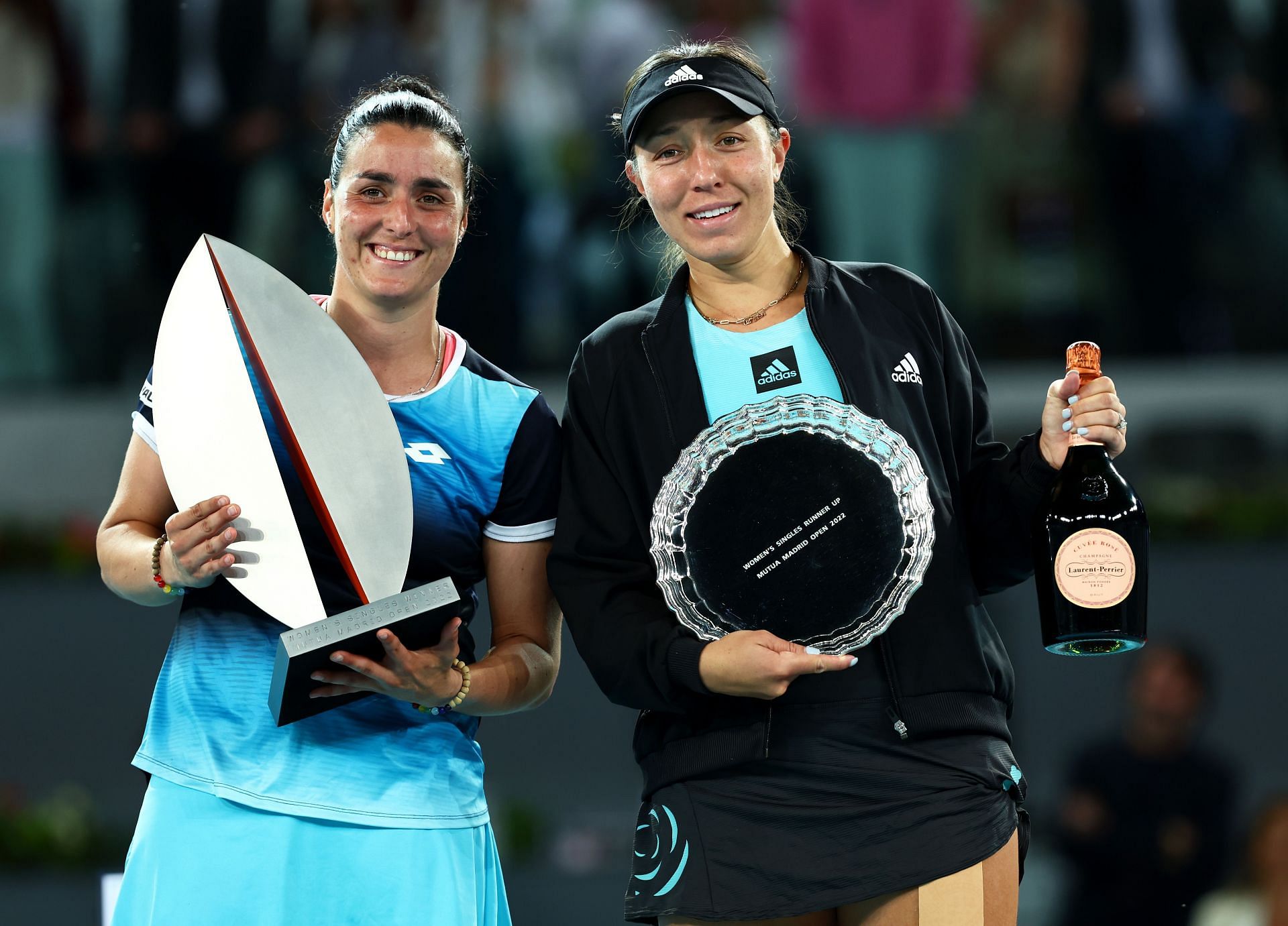 Pegula poses alongside Ons Jabeur at the Madrid Open