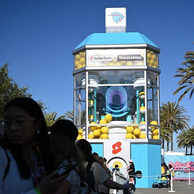 What did MrBeast do at Vidcon? YouTuber’s 40 ft gumball machine offers