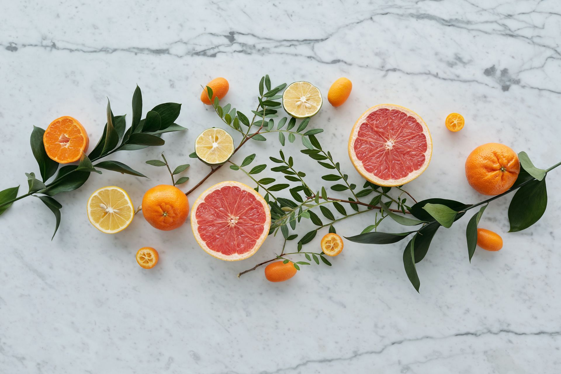 The fragrance of certain citrus fruits and herbs can help alleviate nausea (Image via Pexels @Vanessa Loring)