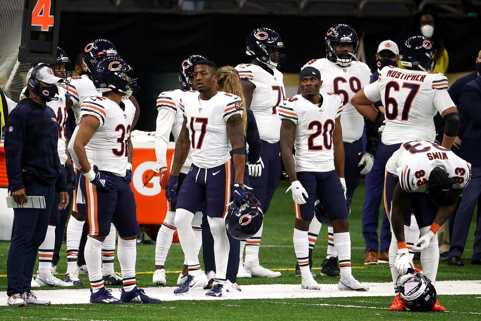 Chicago Bears team palyers on the sideline during a regular season game.