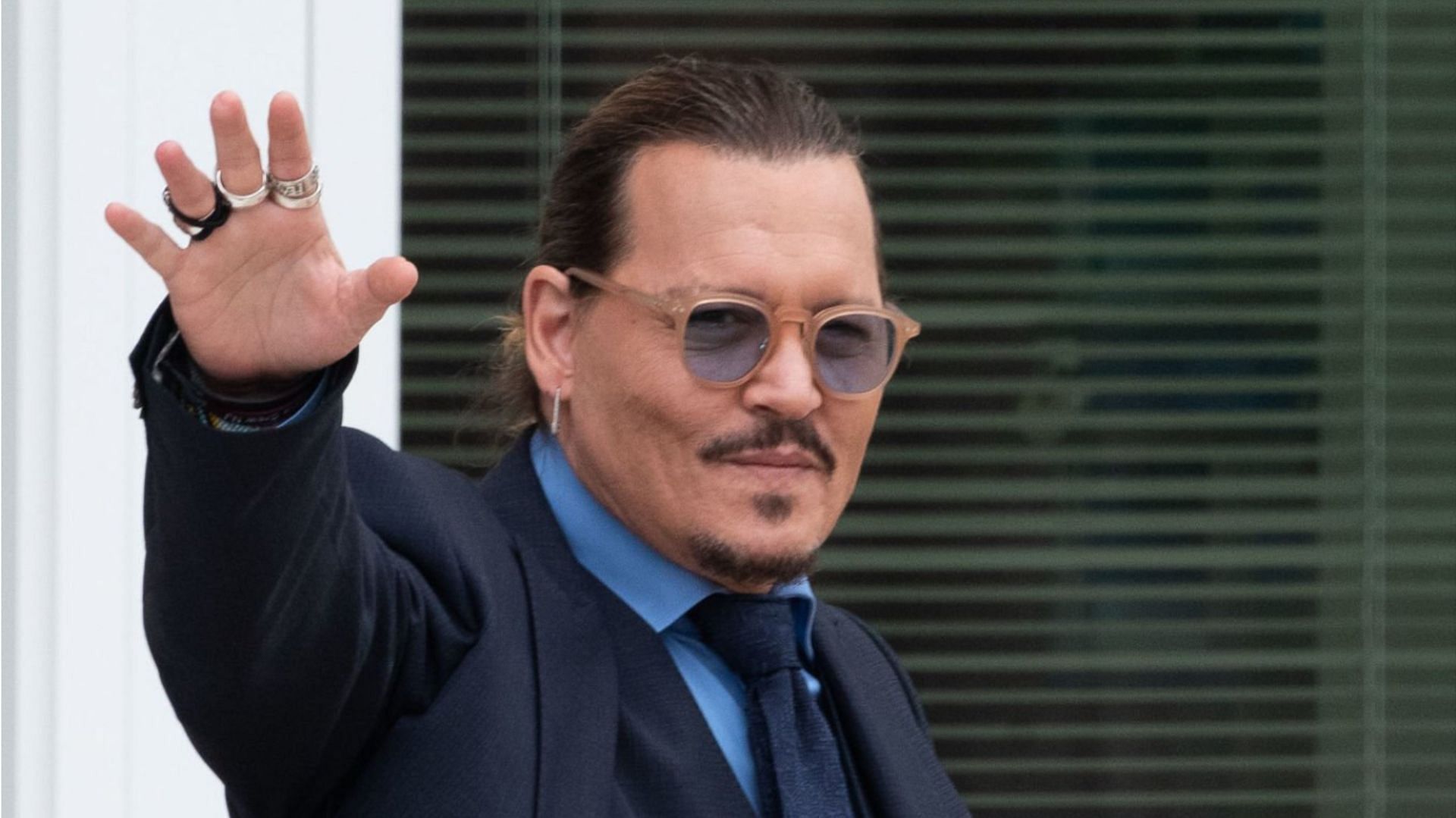 Video of Johnny Depp doing his Willy Wonka voice for a few kids in a restaurant goes viral online (Image via Cliff Owen/Getty Images)