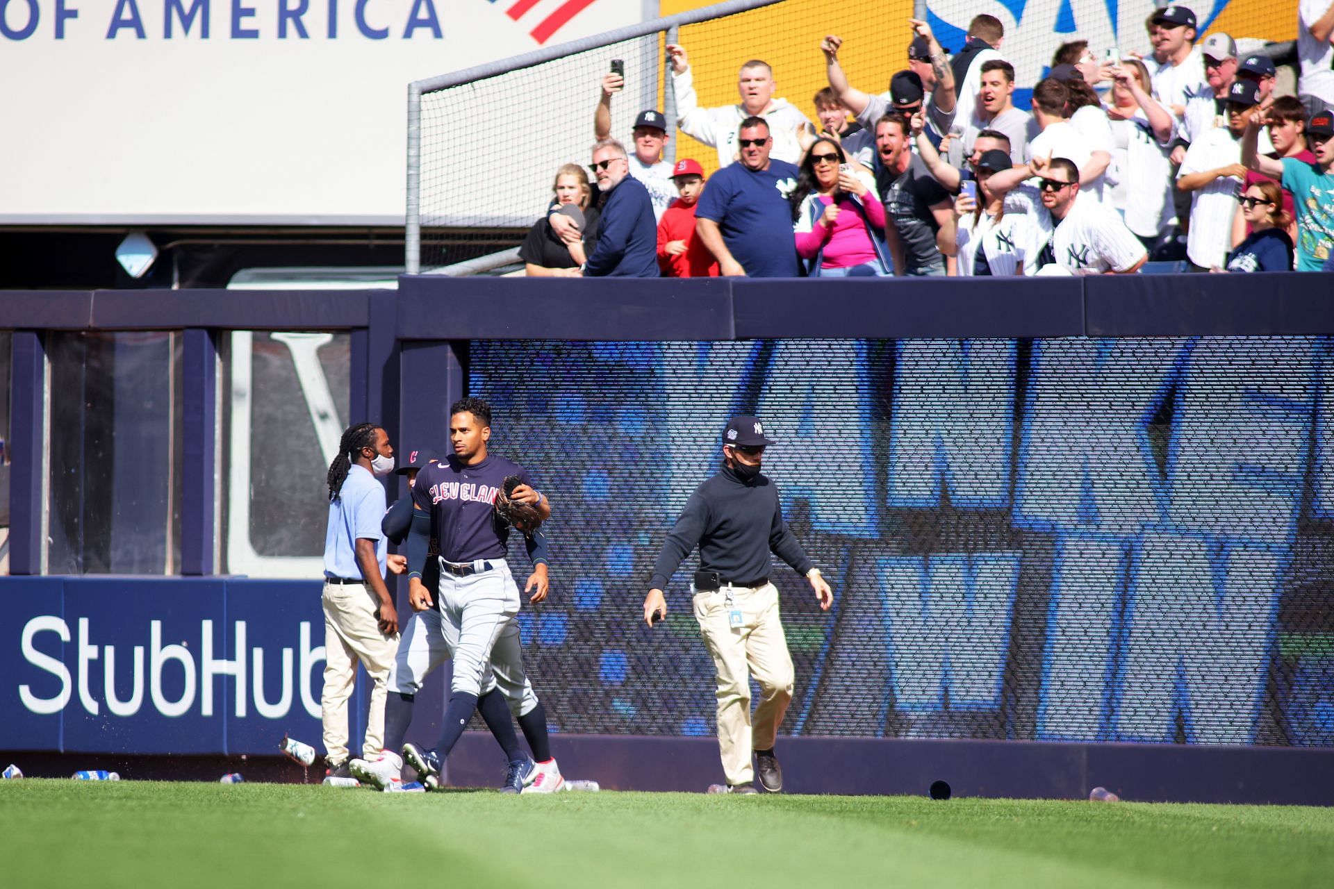 Video of Yankees fans cheering on little girl flipping bottle goes