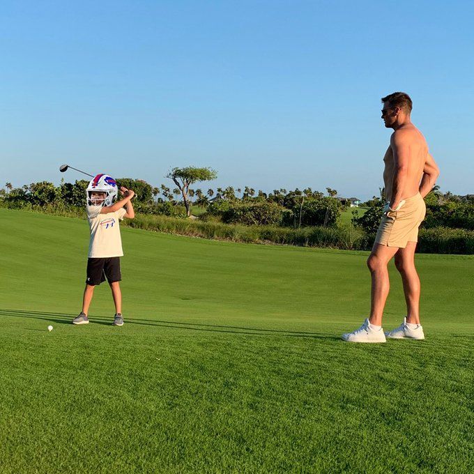 Tom Brady ruthlessly trolls Josh Allen with personalized golf