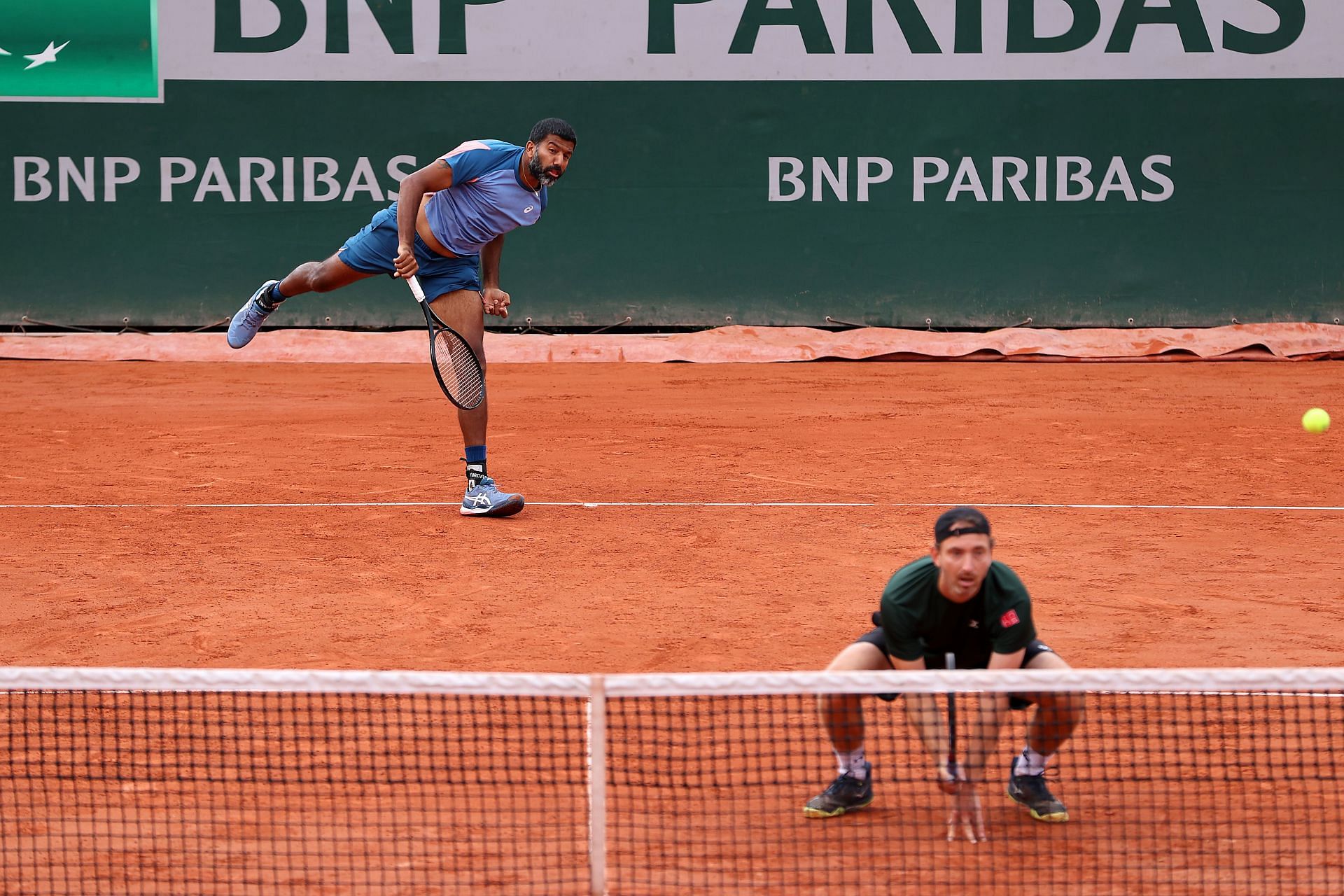 Rohan Bopanna (L) and Matwe Middelkoop at the 2022 French Open.